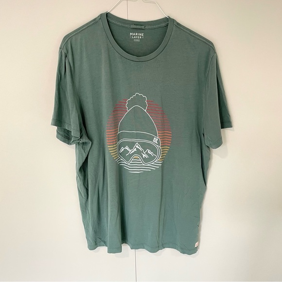MARINE LAYER Men’s Signature Crew Graphic Tee in Green Ski Snowboard - Picture 3 of 8